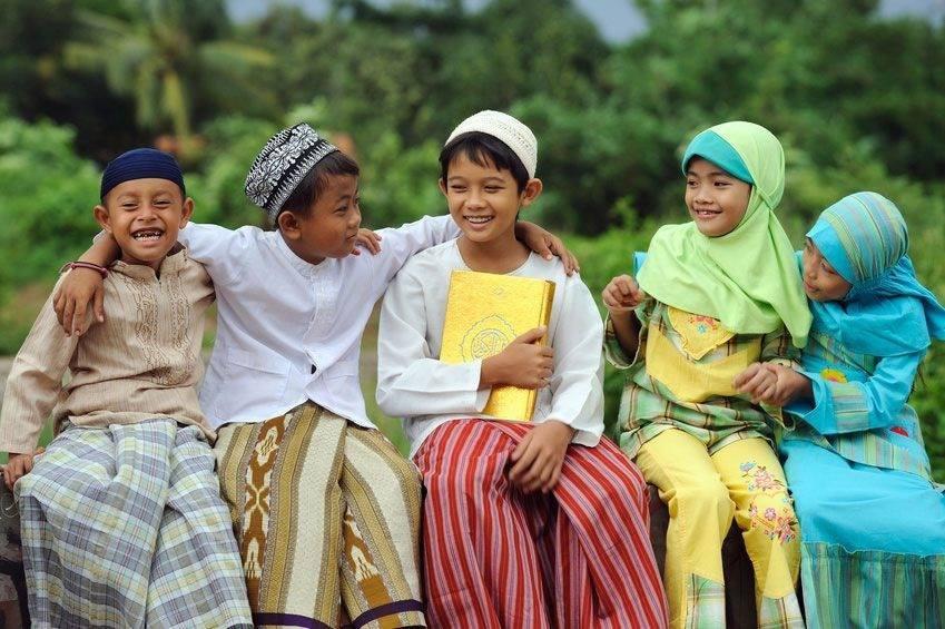 ASEANのイスラム教徒の子供たち言語はインドネシア語を中心に少数民族語。